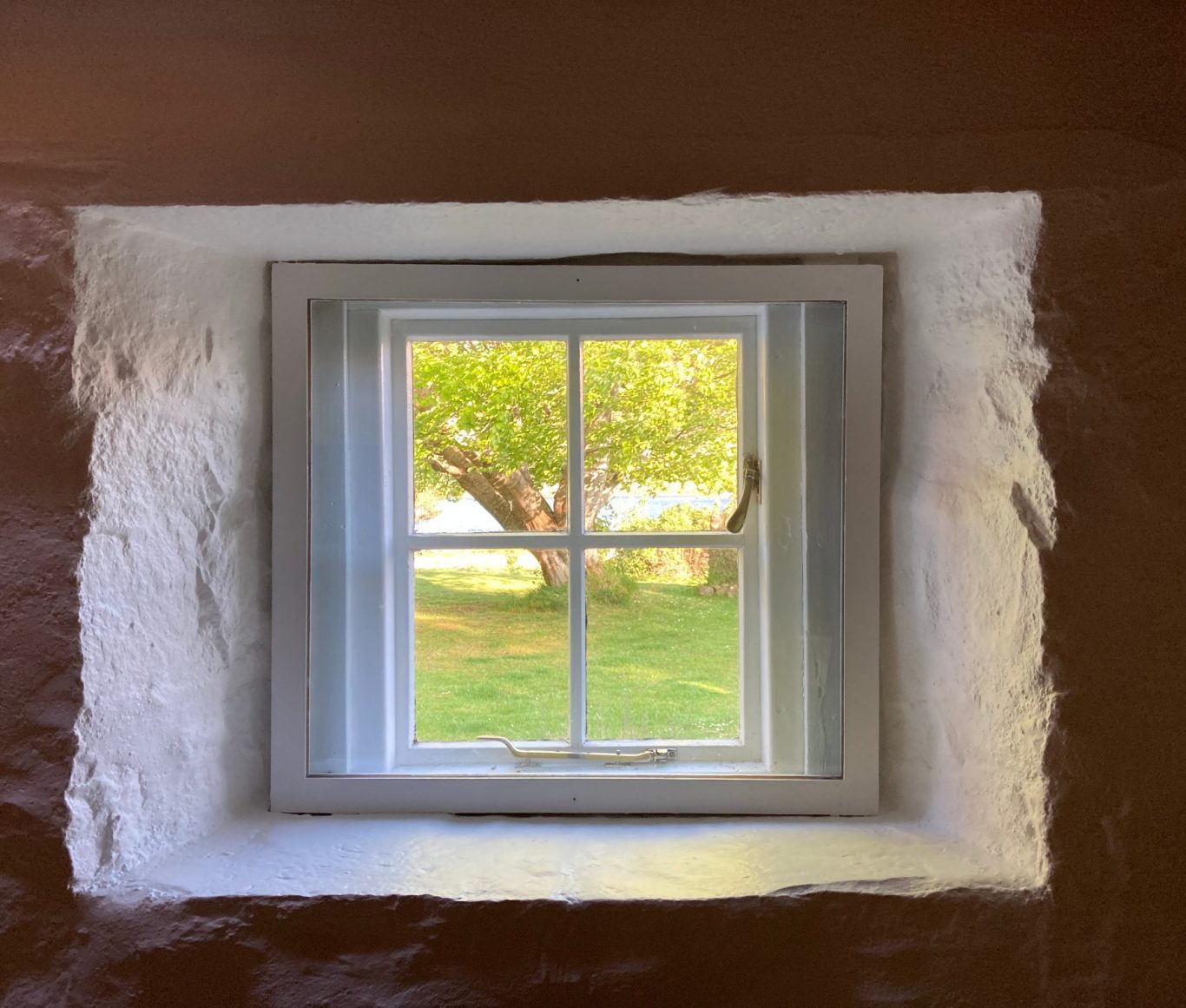 Wo andere Aufgaben sehen, erkenne ich Zusammenhänge. Fenster ins Grüne als Symbol für Perspektivwechsel und Weitblick.